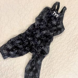 TYR Avictor Supernova Closed Back NEW Tech Suit Size 26